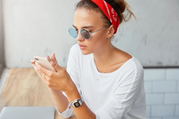 girl using mobile 600x400 1